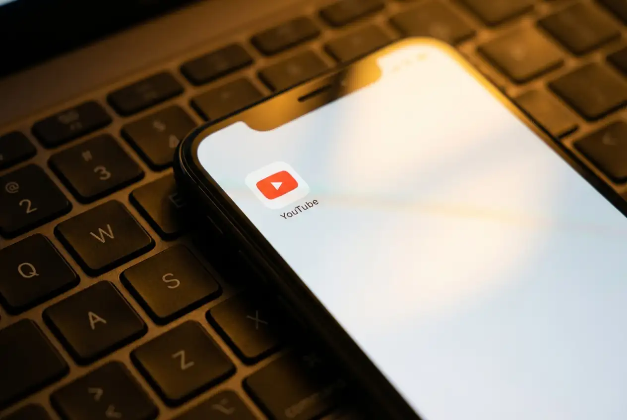 Wells Fargo Resumes Netflix Coverage with Neutral Rating Following Failed Warner Bros. Bid