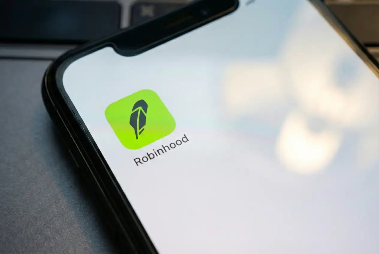 Robinhood shares surge, SEC scraps $25,000 day-trading rule