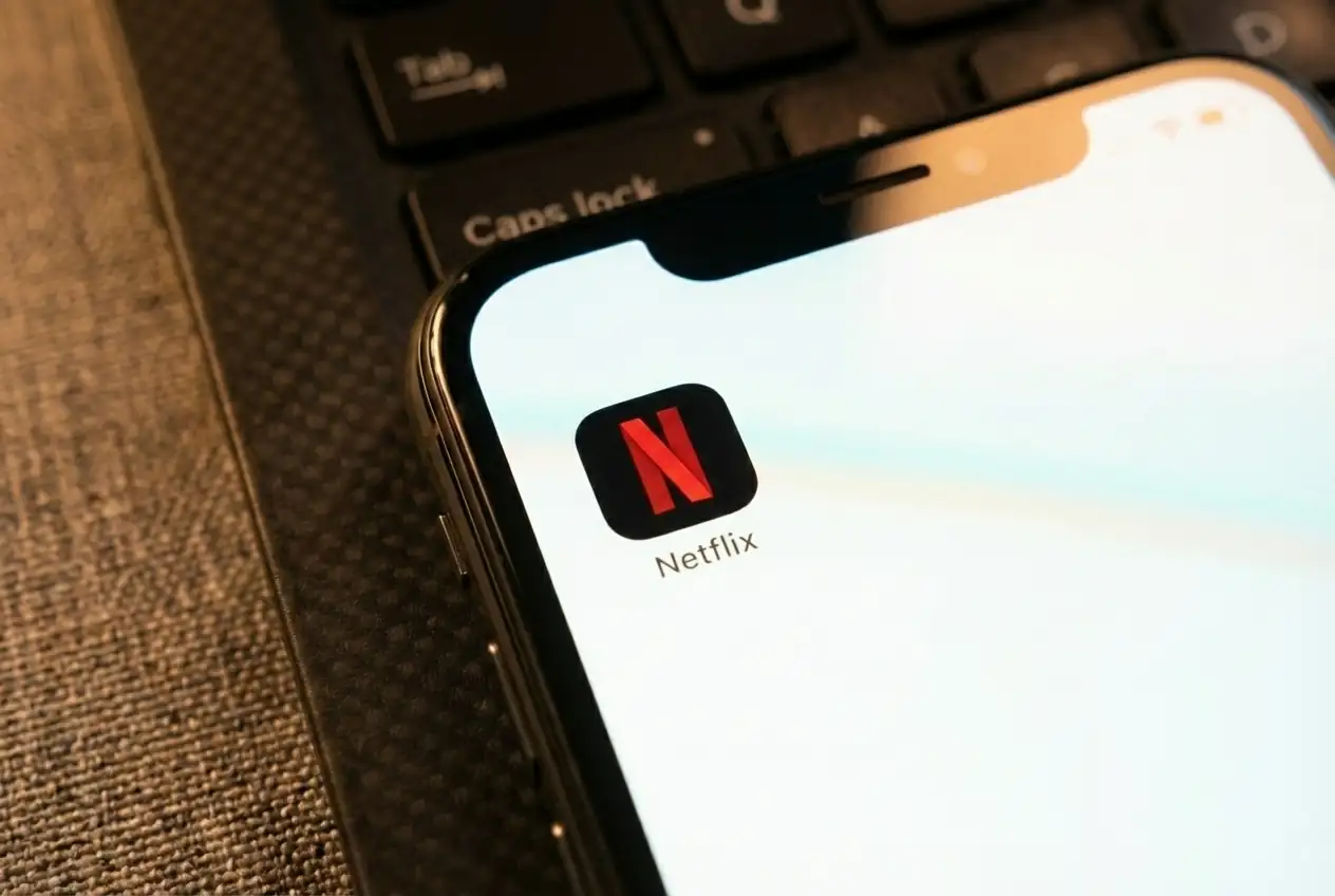 Netflix Drops 8% on Weak Forecast, Despite $2.8B Warner Bros Windfall